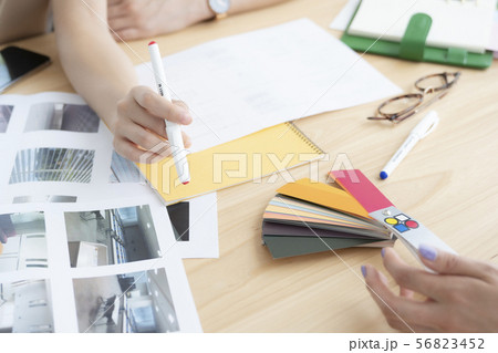 ミーティング　資料　机上イメージ　打ち合わせ　配色　色見本 56823452