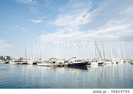 青空の下のマヨルカ島のヨットハーバー 青空の下のマヨルカ島のヨットハーバー 56824793