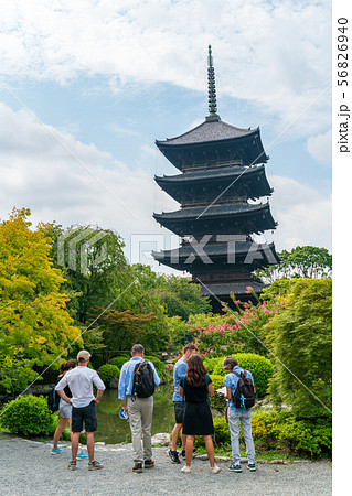 夏の東寺 五重塔と外国人観光客 京都の写真素材
