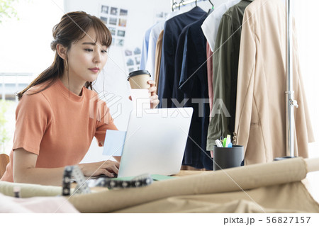 女性 アパレル コーディネート ファッション業界 コンセプトイメージ 女性 アパレル コーディネート ファッション業界 コンセプトイメージ 56827157