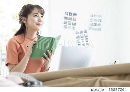 女性　アパレル　コーディネート　ファッション業界　コンセプトイメージ 56827264