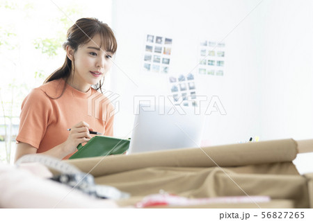 女性　アパレル　コーディネート　ファッション業界　コンセプトイメージ 56827265