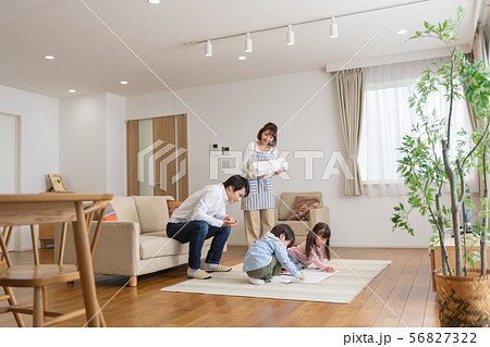 4人家族、親子、日常、仲良し、家族団らん 4人家族、親子、日常、仲良し、家族団らん 56827322