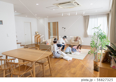 4人家族、親子、日常、仲良し、家族団らん 56827325