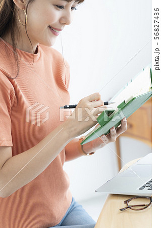 女性 コンセプトイメージ スケジュール 打ち合わせ ミーティング 女性 コンセプトイメージ スケジュール 打ち合わせ ミーティング 56827436