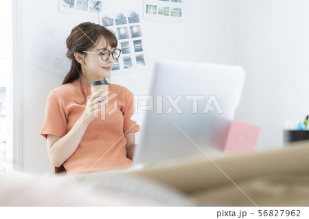 女性　ビジネス　アパレル　服飾　コンセプト　企画　チェックする　コンセプト　カジュアルビジネス 56827962