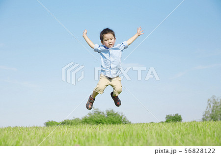 男の子　遊ぶ 56828122