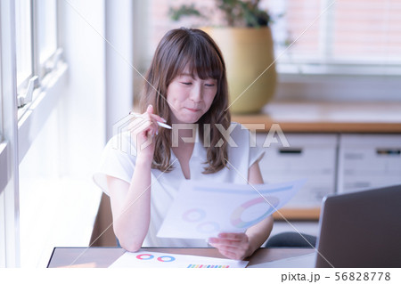 ビジネス 女性 昼 女 自然光  室内 屋内 仕事 カジュアル 一人 １人 1人 パソコン 56828778