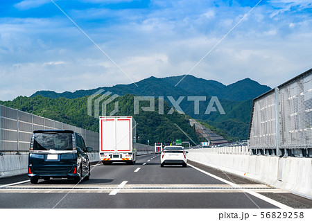 三重県 新名神高速道路を走行中のトラック バス ワゴン車の写真素材