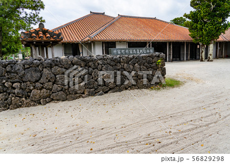 沖縄　竹富島　竹富島まちなみ館　まちなみ　赤瓦の屋根 56829298