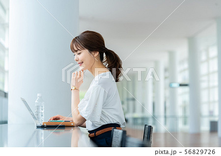 女性 ビジネスイメージ  私服  ビジネスカジュアル 56829726