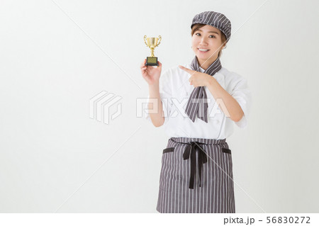 コックコートを着た女性 56830272