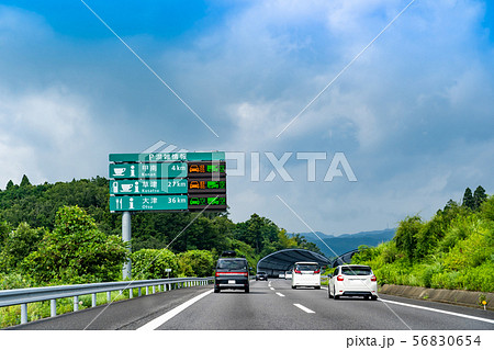 滋賀県　新名神高速道路を走行中の自動車　お盆期間の混雑情報 56830654