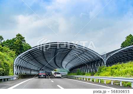 滋賀県 新名神高速道路を走行中の自動車 防音トンネル 滋賀県 新名神高速道路を走行中の自動車 防音トンネル 56830655