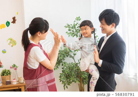 保育園の送り迎えをする保護者 56830791