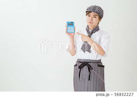コックコートを着た女性 56832227