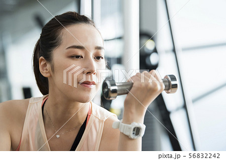 トレーニングをする女性 トレーニングをする女性 56832242