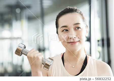 トレーニングをする女性 56832252