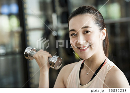 トレーニングをする女性 トレーニングをする女性 56832253
