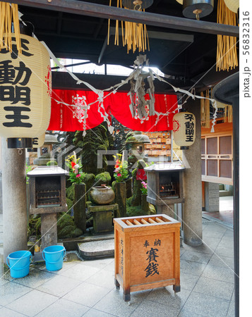 大阪ミナミ 法善寺横丁 水掛不動尊の写真素材