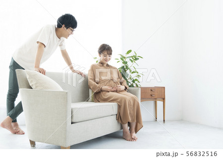 男女 出産準備 妊婦 家族 赤ちゃん マタニティ 夫婦 男女 出産準備 妊婦 家族 赤ちゃん マタニティ 夫婦 56832516