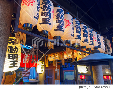 大阪ミナミ 法善寺横丁 夕暮れの水掛不動尊 大阪ミナミ 法善寺横丁 夕暮れの水掛不動尊 56832991