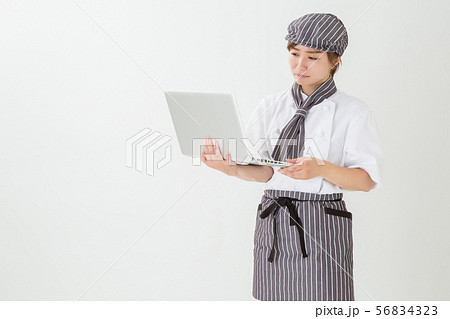 コックコートを着た女性 56834323