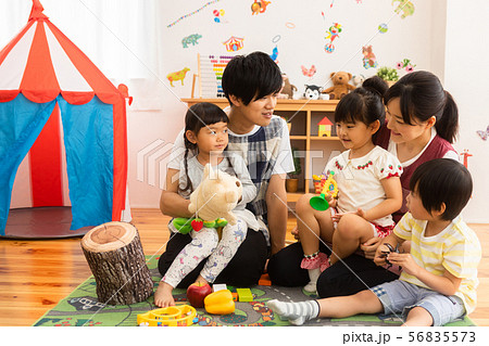 保育園で遊ぶ子供たちと保育士 保育園で遊ぶ子供たちと保育士 56835573