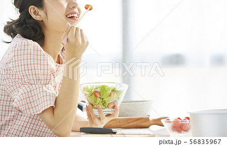 女性　ライフスタイル　料理 56835967