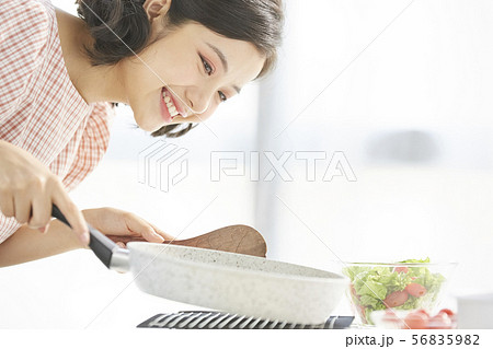 女性 ライフスタイル 料理 女性 ライフスタイル 料理 56835982