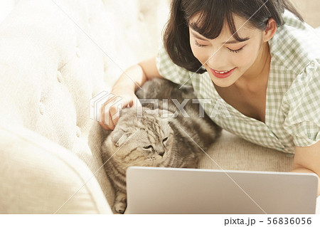 女性　ライフスタイル　ペット 56836056