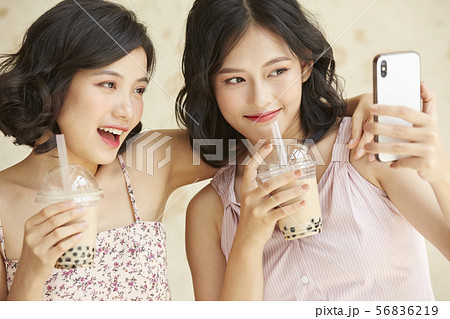 女性　友達　ライフスタイル 56836219