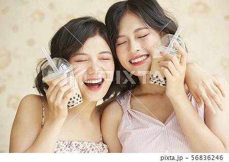 女性　友達　ライフスタイル 56836246