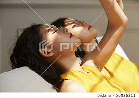 女性　女子旅　リゾート 56836311