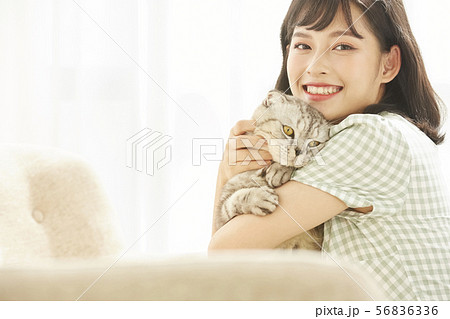 女性　ライフスタイル　ペット 56836336