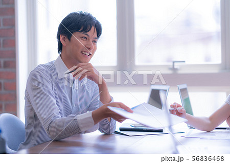 ビジネス 男女 男性 女性 男 女 昼 自然光  室内 屋内 仕事 二人 ２人 2人 コワーキング 56836468