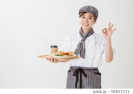 コックコートを着た女性 56837231