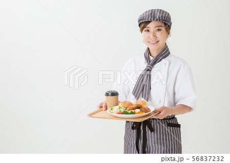 コックコートを着た女性 56837232