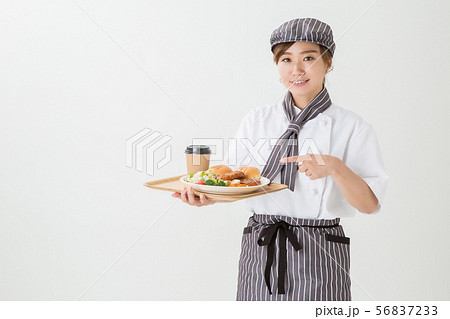 コックコートを着た女性 56837233