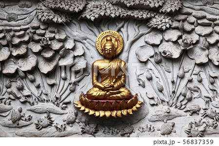 釈迦の生涯 成道にいたり仏陀となった釈迦 菩提樹の下で禅定印を組む タイチェンマイ寺本堂外壁レリーフの写真素材