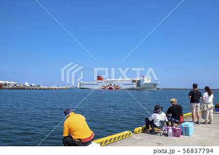 大洗港のフェリーと釣り人 56837794