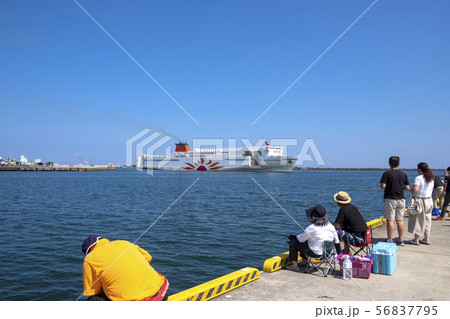 大洗港のフェリーと釣り人 56837795