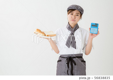 コックコートを着た女性 56838835