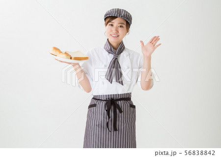コックコートを着た女性 56838842