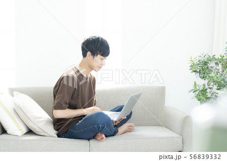 男性　休日　ライフスタイル　リラックス　リビング　インターネット　PC 56839332