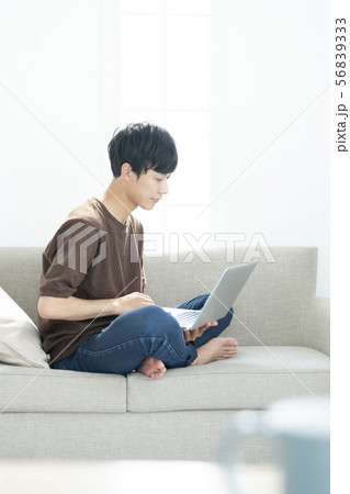 男性　休日　ライフスタイル　リラックス　リビング　インターネット　PC 56839333
