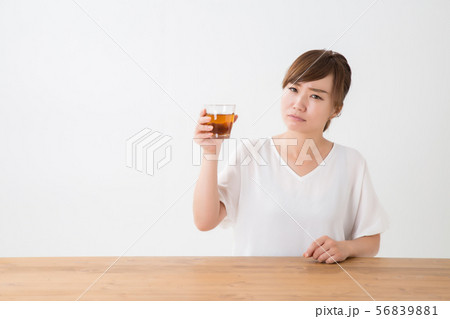 茶色いお茶と女性 56839881