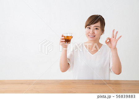 茶色いお茶と女性 56839883