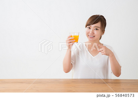 飲み物と女性 飲み物と女性 56840573