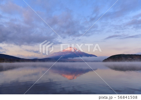 朝霧の山中湖と逆さ紅富士 56841508
